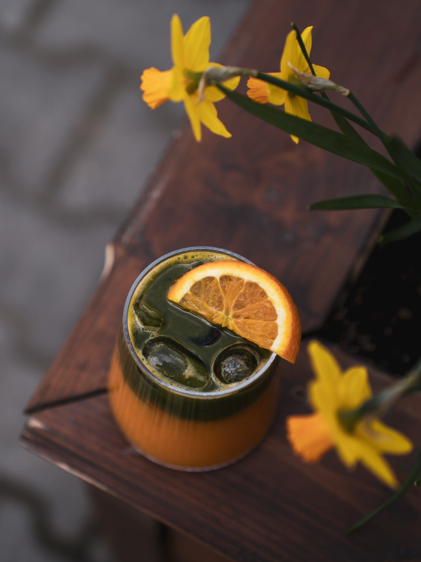 Letní nealko drink s pomerančem a narcisy