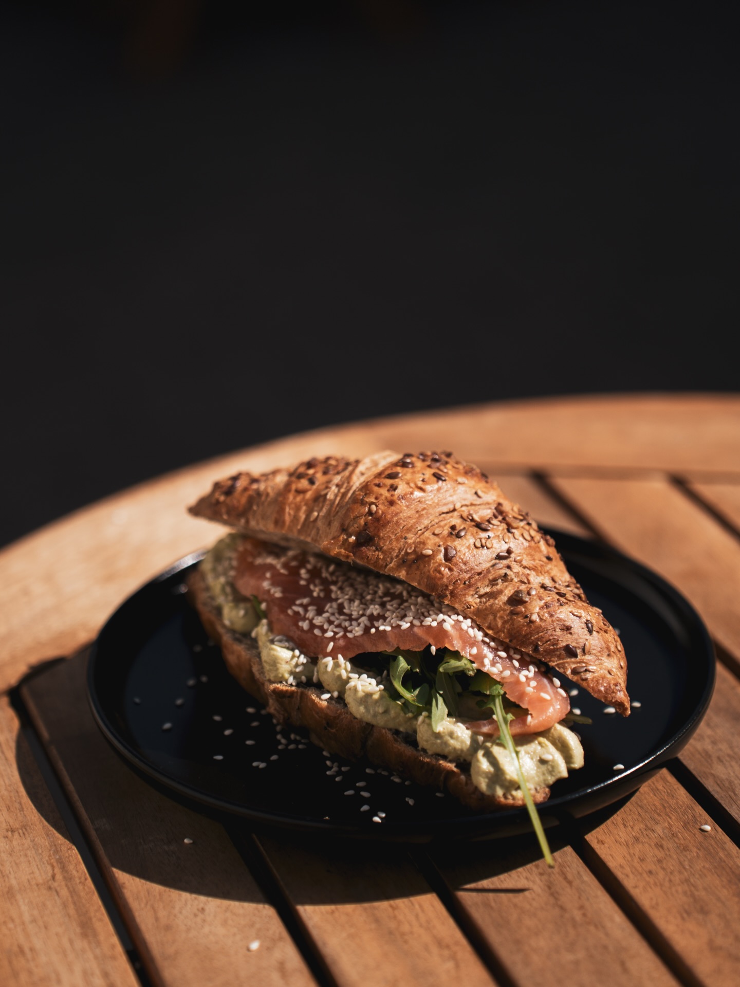 Croissant sandwich na bílém talíři