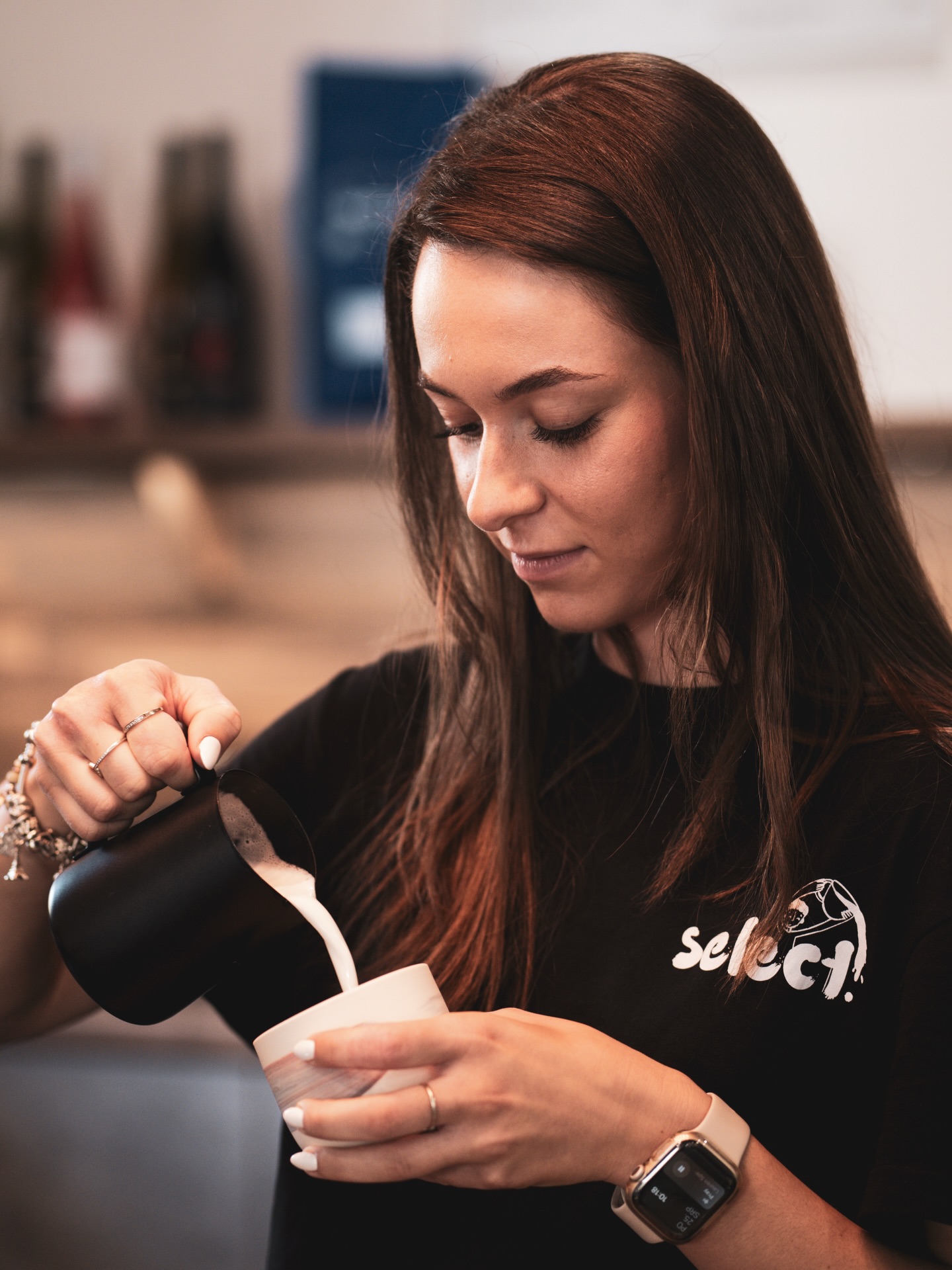 Baristka při přípravě kávy
